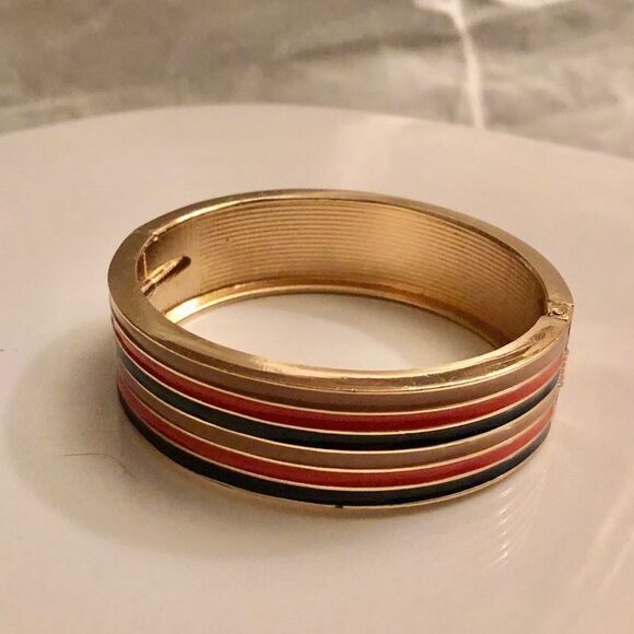 💝Gold tone Bangle with strip design - Picture 1 of 3